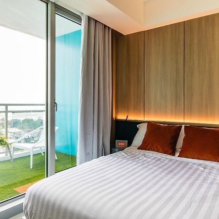 Azure Urban Beach Resort Manila By Radlett Extérieur photo